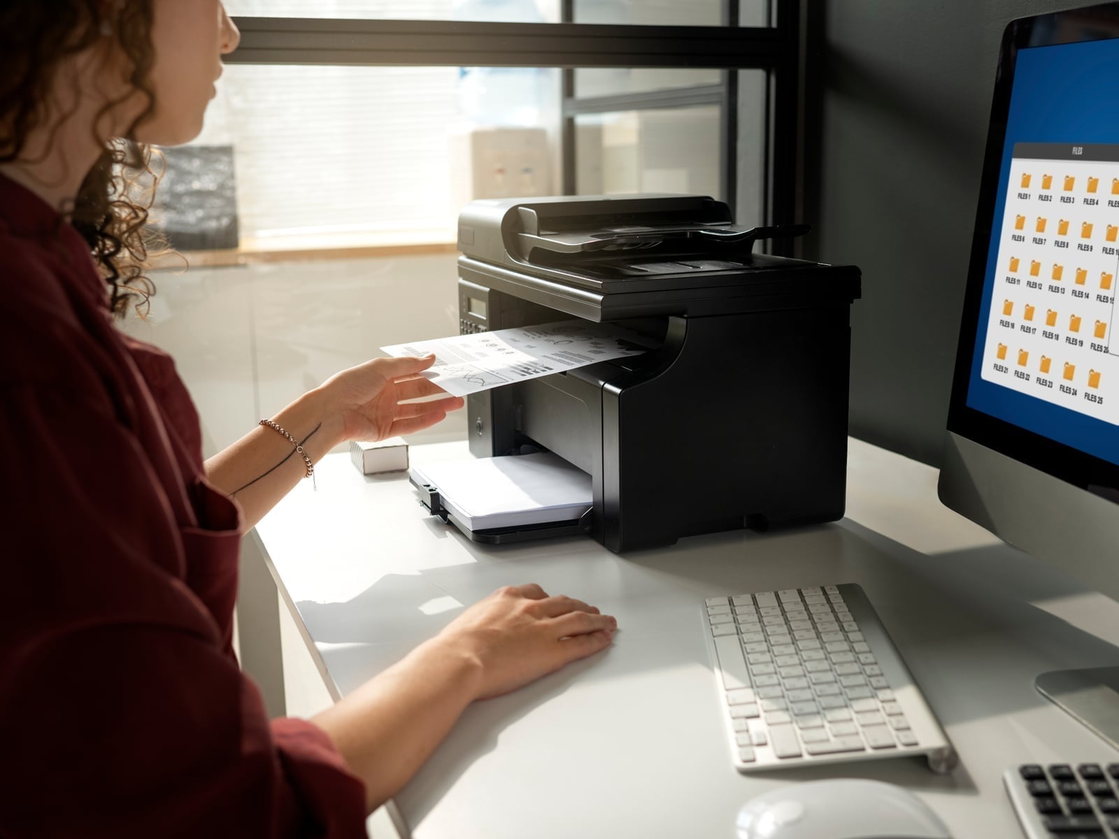 Impressoras corporativas modernas em ambiente de escritório